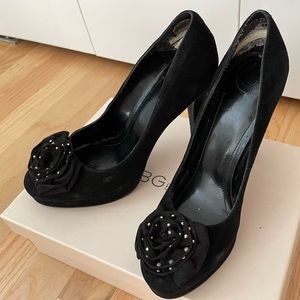 BCBG GENERATION SUEDE PUMPS
